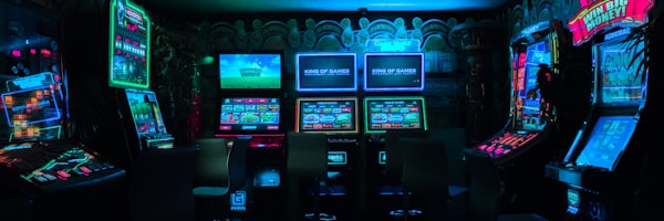 电竞爱好者在电脑和手机上观看威客电竞高清赛事直播的场景