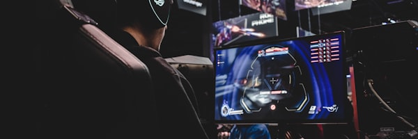 职业电竞选手在训练室使用威客电竞平台进行战术复盘和数据分析的场景