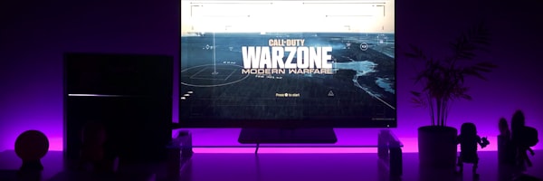 电竞俱乐部经理在办公室使用威客电竞平台进行赛事直播和粉丝数据管理的场景